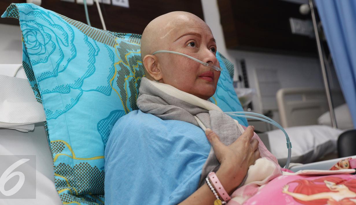 Yana Zein saat menerima wartawan di Rumah Sakit Siloam, Jakarta, Selasa (3/1). Yana Zein masih menjalani perawatan intensif terkait penyakit kanker payudara stadium 4 yang dideritanya. (Liputan6.com/Herman Zakharia)