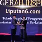 Pimpinan Redaksi Liputan6.com Elin Yunita (kanan) memberikan plakat kepada Bupati Kabupaten Trenggalek,  Mochamad Nur Arifin (kiri) saat acara Anugerah Inspiratif Liputan6.com di hotel Shangri La, Jakarta, Rabu (31/7/2024). Bupati Kabupaten Trenggalek menerima  penghargaan Tokoh Inspiratif Penggerak Pelestarian Ekosistem Berkelanjutan. (Liputan6.com/Herman Zakharia)