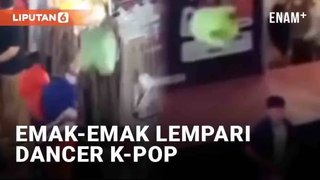 Insiden menimpa seorang penampil dance K-Pop di Makassar. Seorang emak-emak terekam melempar kursi plastik saat korban tengah tampil. Aksi terekam pengunjung lain dari lantai atas Mall Panakkukang.