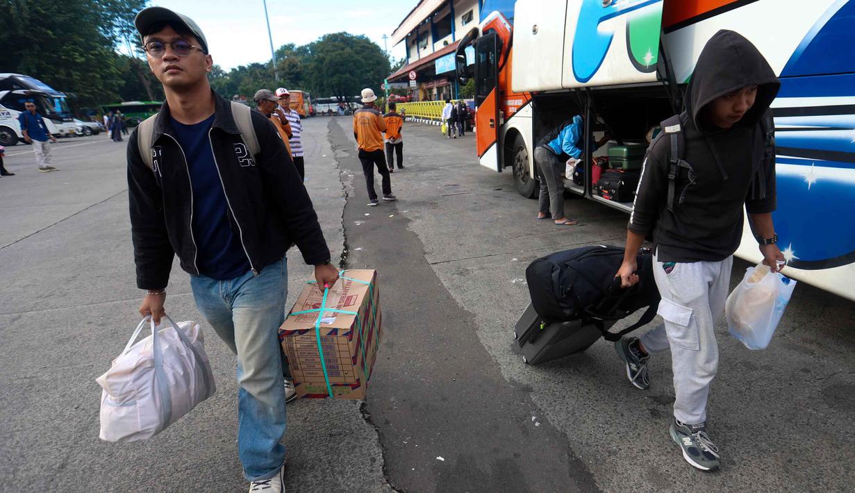 Sementara, otoritas Terminal Kampung Rambutan, Jakarta Timur, memprediksi arus balik Lebaran 2026 akan mengalami dua kali puncak lonjakan penumpang. Tampak dalam foto, penumpang bus Antar Kota Antar Provinsi (AKAP) saat tiba di Terminal Kampung Rambutan, Jakarta Timur, Rabu (25/3/2026). (Kapanlagi.com/Budy Santoso)