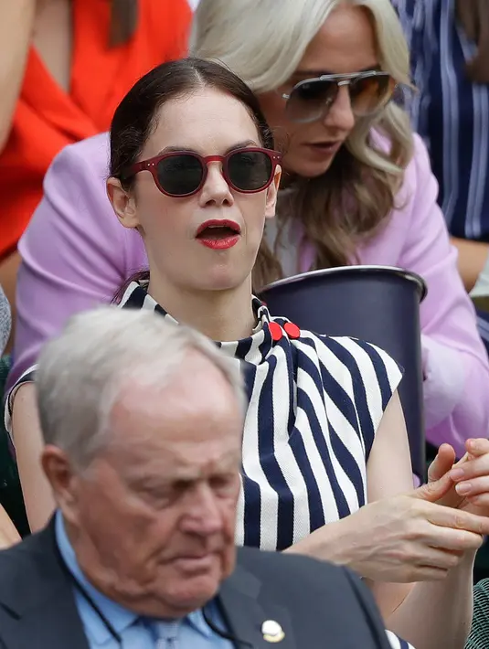Aktris Ruth Wilson menyaksikan pertandingan hari ke delapan dari Kejuaraan Tenis Wimbledon di Royal Box on Centre Court di The All England Tennis Club di Wimbledon, London (6/7/2019). (AP Photo/Kirsty Wigglesworth)