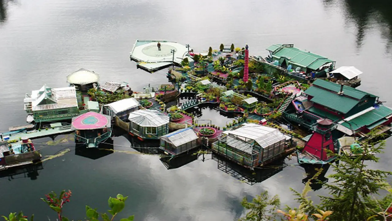 Bosan di Kota, Pasangan Ini buat Rumah di Tengah Laut