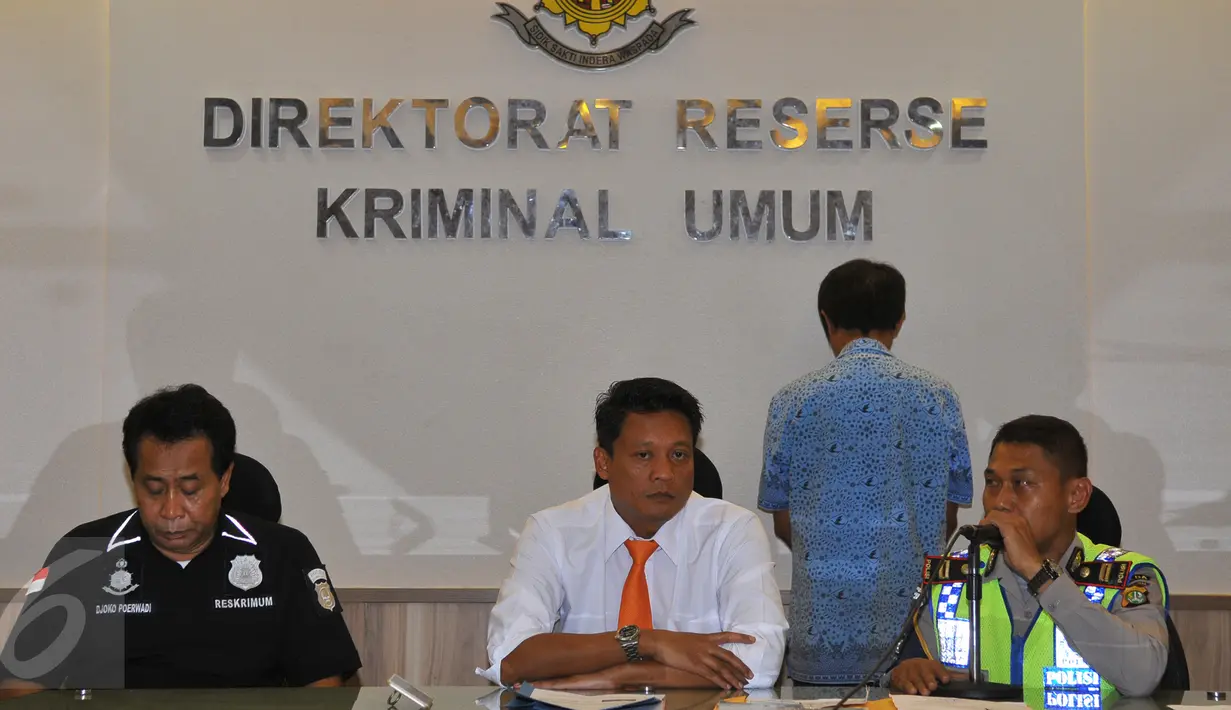 Polda Metro Jaya menggelar konferensi pers terkait supir taksi yang menabrak anggota Polantas di Cawang pada 30 September pukul 17.30 wib, Jakarta, Kamis (1/10/2015). Supir taksi yang bernama Daniel Cesar kini diamankan Polisi.(Liputan6.com/Faisal R Syam)