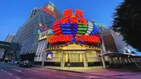 Kasino Lisboa ditutup di Makau, Senin (11/7/2022). Pihak berwenang Makau telah memerintahkan bisnis yang tidak penting, yang mencakup lebih dari 30 kasino, untuk ditutup selama seminggu akibat ledakan kasus Covid-19 yang menyebar di pusat judi terbesar dunia itu.  (AP Photo/Kong)
