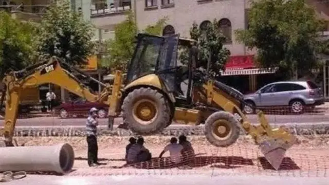 Potret Lucu Saat Tukang Bangunan Beratraksi Ini Bikin Ketawa Geli