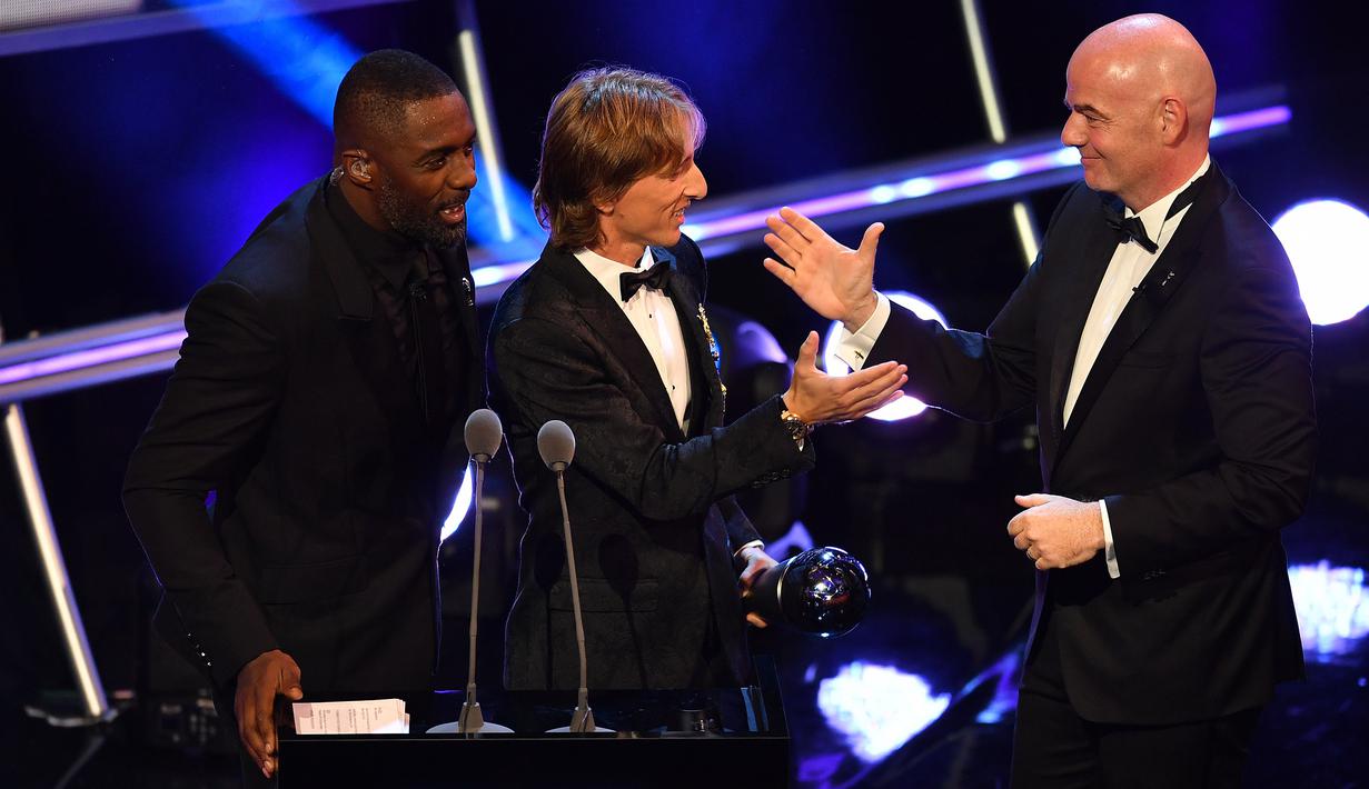 Pemain Real Madrid asal Kroasia, Luka Modric, menyapa Presiden FIFA, Gianni Infantino, saat penganugerahan Pemain Terbaik FIFA 2018 di London, Senin (24/9/2018). Dirinya mampu mematahkan dominasi Cristiano Ronaldo dan Lionel Messi. (AFP/Ben Stansall)