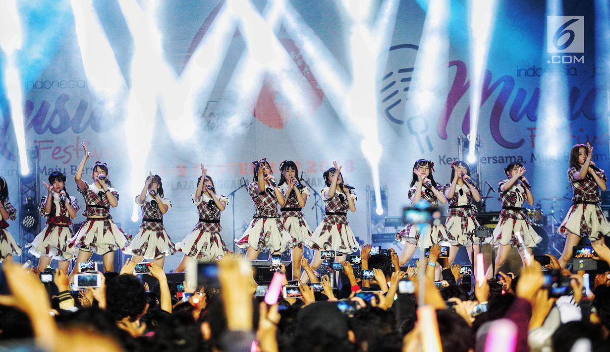 Penampilan vokal Grup asal Jepang AKB48 pada festival JAK-Japan Matsuri 2018 di kawasan Gelora Bung Karno, Jakarta, Sabtu (8/9). Dalam musik festival itu AKB48 menyanyikan sepuluh lagu diantaranya Heavy Rotation dan Aitakatta. (Liputan6.com/Faizal Fanani)