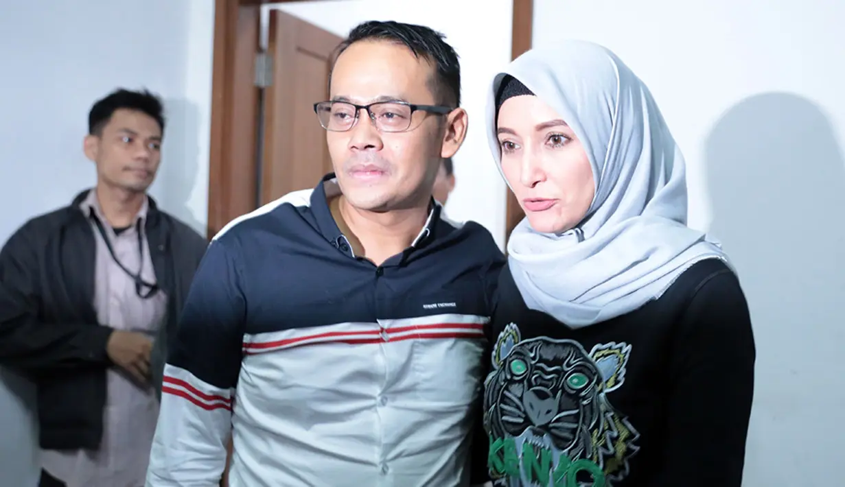 Inneke tidak bisa lagi menahan air matanya ketika majelis hakim yang diketuai Yohanes Priana membacakan vonis suaminya. Dibalik tangisnya, Inneke juga merasa lega lantaran vonis tersebut lebih ringan dari tuntutan jaksa. (Deki Prayoga/Bintang.com)