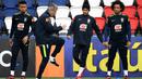 Para pemain Brasil tampak serius saat sesi latihan jelang laga persahabatan di Paris, Rabu (8/11/2017). Brasil akan berhadapan dengan Jepang. (AFP/Franck Fife)