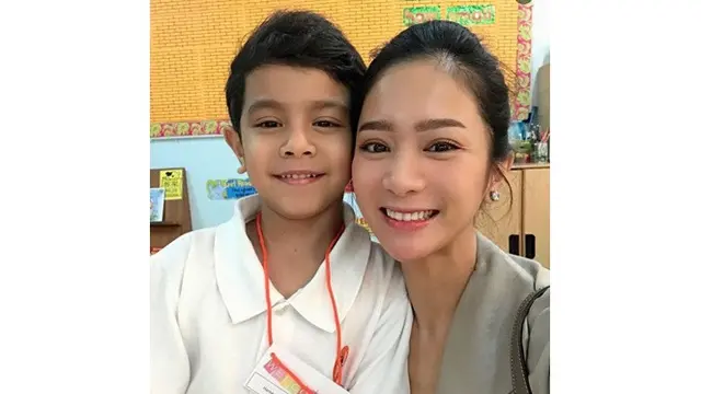 7 Momen Seleb Antar Anak di Hari Pertama Masuk Sekolah