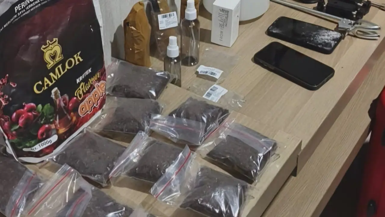 Barang bukti tembakau sintetis hasil penggerebekan Ditresnarkoba Polda Lampung.  Foto : (Istimewa).