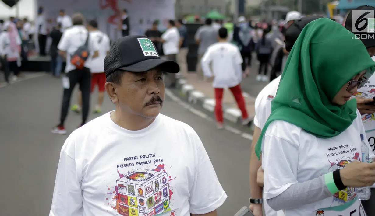 Peserta mengikuti kompetisi lari Democracy Run di Bundaran HI, Minggu (18/3). Sosialisasi pemilu ini jadi simbol penyelenggaraan pemilu yang harus berlari dan tidak ada waktu untuk berhenti sejenak. (Liputan6.com/Faizal Fanani)