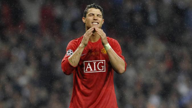1. Masih berseragam Manchester United, Cristiano Ronaldo tanpa kecewa setelah gagal membobol gawang Chelsea lewat penalti saat final Liga Champions tahun 2008. (AFP/Franck Fife)