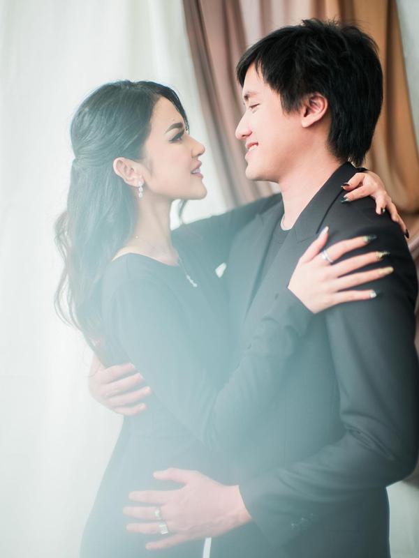 Kevin Aprilio dan Vicy Melanie tampil elegan saat prewedding. (Sumber: Instagram/@moirephoto)