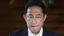Perdana Menteri Jepang, Fumio Kishida berbicara kepada media di kediaman resmi perdana menteri di Tokyo, Jumat (8/7/2022). Fumio Kishida akhirnya buka suara soal penembakan yang terjadi terhadap pendahulunya, Shinzo Abe, di Kota Nara pada Jumat (8/7). (AP Photo/Eugene Hoshiko)