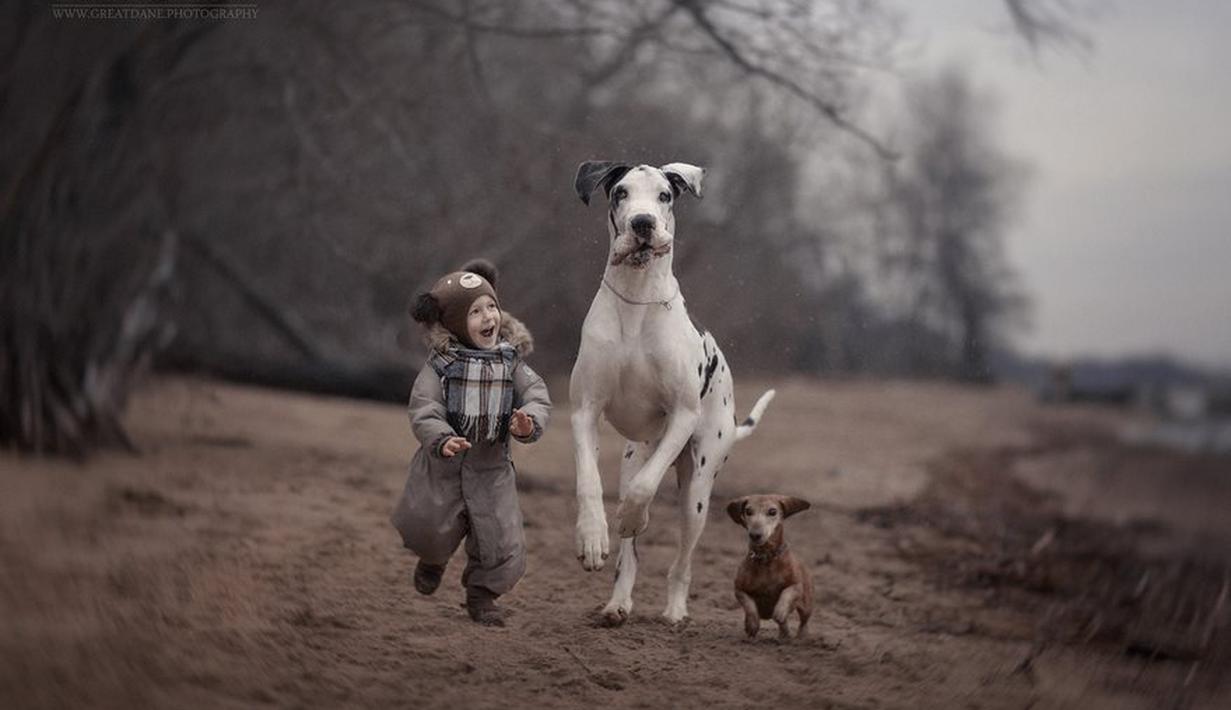 Potret Cute Anak-Anak dan Anjing Raksasa Peliharaannya - Photo Fimela.com