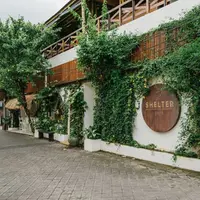 Keseruan bersantap ragam sajian di Shelter Cafe.