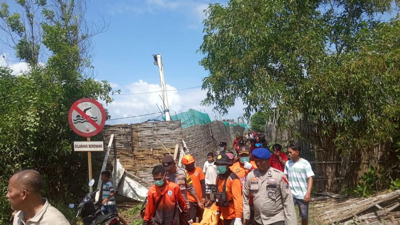 Tim SAR Gabungan mengevakuasi jenazah lansia yang hanyut terbawa  arus sungai di Jember (Istimewa)