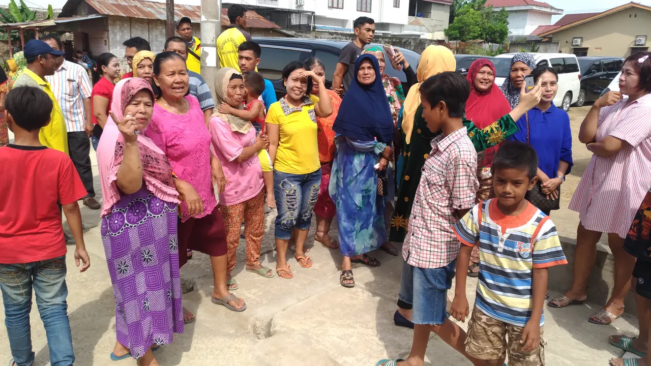 Antusiasme warga saksikan pemberian marga pada Kahiyang (Liputan6.com/Reza Efendi)