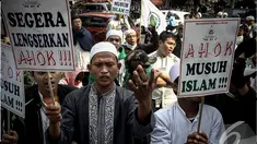  Puluhan massa  berunjuk rasa di depan Balai Kota, Jakarta, Jumat (24/10/2014) (Liputan6.com/Faizal Fanani)