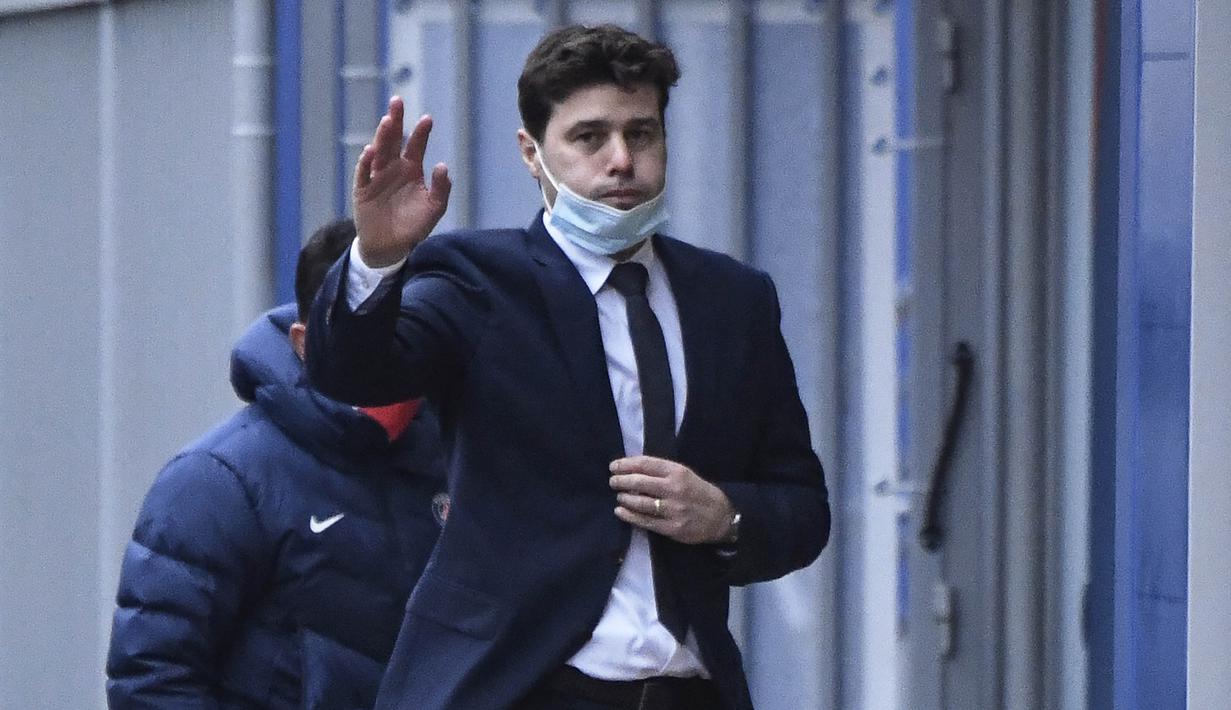 Pelatih Paris Saint-Germain (PSG), Mauricio Pochettino, menyapa rekan media usai meninggalkan Pusat Latihan PSG di Paris, Selasa, (5/1/2021).  PSG resmi memperkenalkan Pochettino sebagai pelatih baru. (Photo by Bertrand GUAY / AFP)