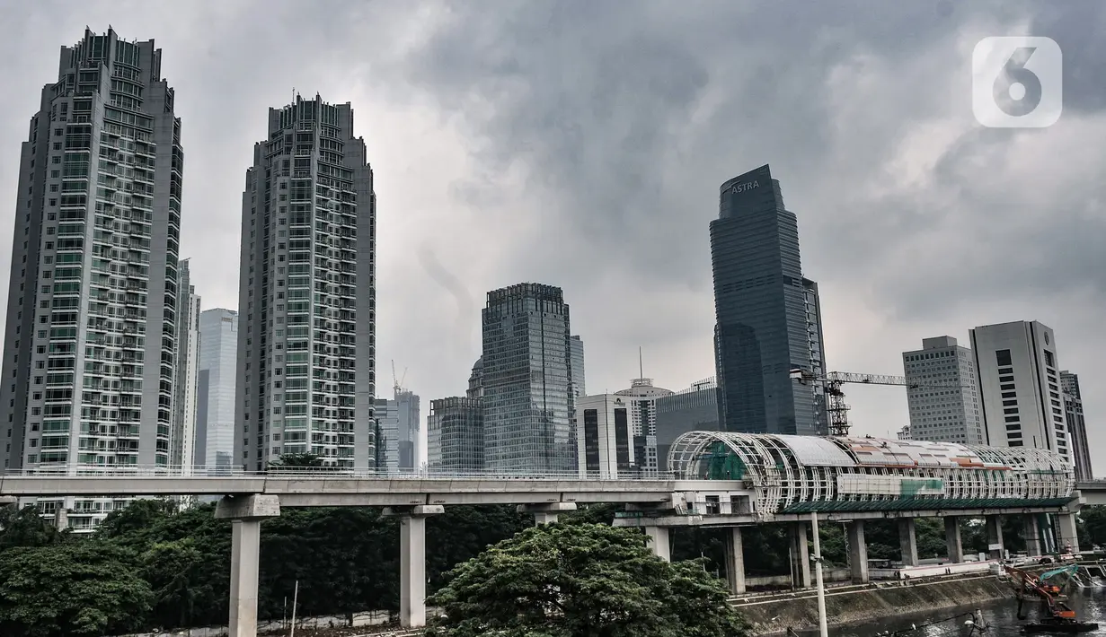 Pekerja menyelesaikan pembangunan stasiun Light Rail Transit (LRT) Dukuh Atas, Jakarta, Rabu (17/2/2021). Data per Januari 2021, pengerjaan prasarana LRT Jabodebek Tahap I telah mencapai 80,7 persen sehingga target beroperasi pada pertengahan 2022 akan tercapai. (merdeka.com/Iqbal S Nugroho)