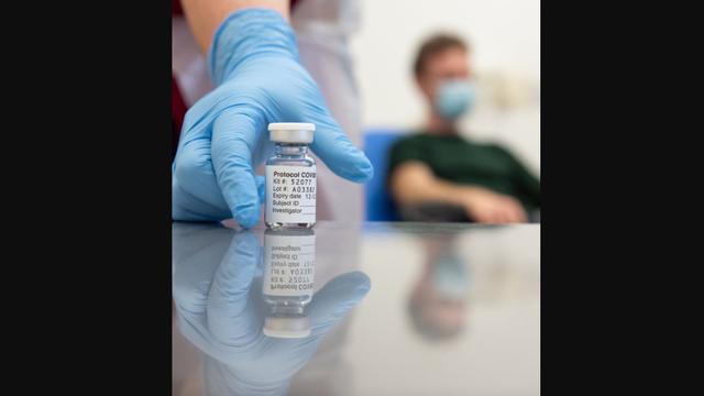 Vaksin COVID-19 buatan Oxford.