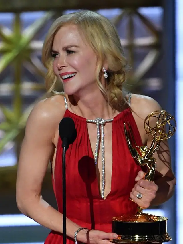 [Bintang] Nicole Kidman di Emmy Awards 2017