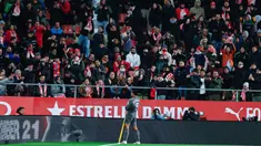 Pemain Real Madrid, Jude Bellingham, melakukan selebrasi di depan suporter Girona pada laga pekan ke-16 Liga Spanyol di Stadion Montilivi pada Sabtu (7/12/2024). (AP Photo/Joan Monfort)