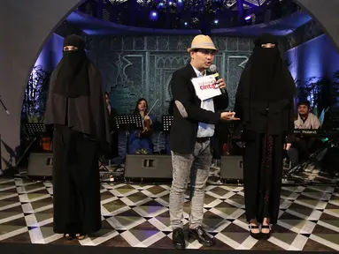Presenter Indra Bekti saat mengumumkan 2 pemain Ayat-Ayat Cinta 2 di acara Prolog "Ayat-Ayat Cinta 2" di Senayan City, Jakarta, Jumat (7/7). Dewi Sandra dan Tatjana Saphira terpilih sebagai pemain baru di Ayat-Ayat Cinta 2. (Liputan6.com/Herman Zakharia)