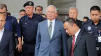 Mantan Perdana Menteri Malaysia, Najib Razak tiba di Pengadilan Tinggi Malaya, Kuala Lumpur, Rabu (8/8). Najib Razak akan dihadapkan dengan dakwaan baru di bawah undang-undang anti pencucian uang untuk kasus megakorupsi 1MDB. (AP/Yam G-Jun)