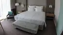Kamar tidur yang tersedia di Hotel Pullman Doha West-Bay menawarkan fasilitas dari CO Bigelow, brand perawatan kulit ternama asal Inggris. Bantal dan selimut pun didesain untuk tidur malam yang lebih nyenyak. (AFP/Karim Jaafar)