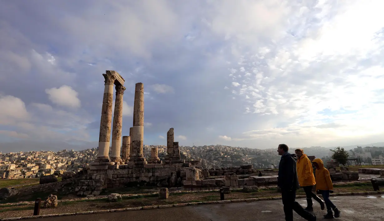 Sejumlah wisatawan mengunjungi situs arkeologi Citadel di Amman, ibu kota Yordania (26/11/2020). Situs arkeologi Citadel adalah sebuah situs bersejarah di pusat kota Amman, ibu kota Yordania. (Xinhua/Mohammad Abu Ghosh)