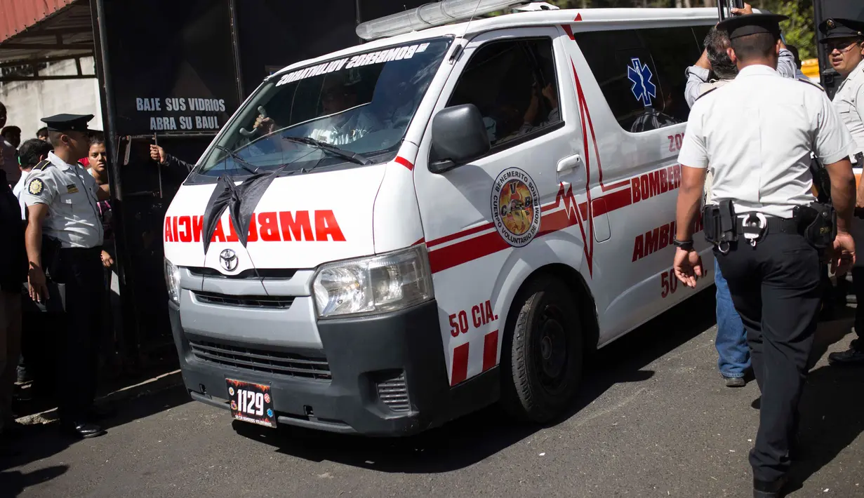 Ambulans membawa jenazah korban kebakaran di sebuah asrama penampungan anak-anak di Guatemala, Rabu (8/3). Setidaknya 19 anak tewas dan sedikitnya 38 orang mengalami luka dalam kebakaran di panti anak-anak korban masalah keluarga itu. (AP Photo/Luis Soto)