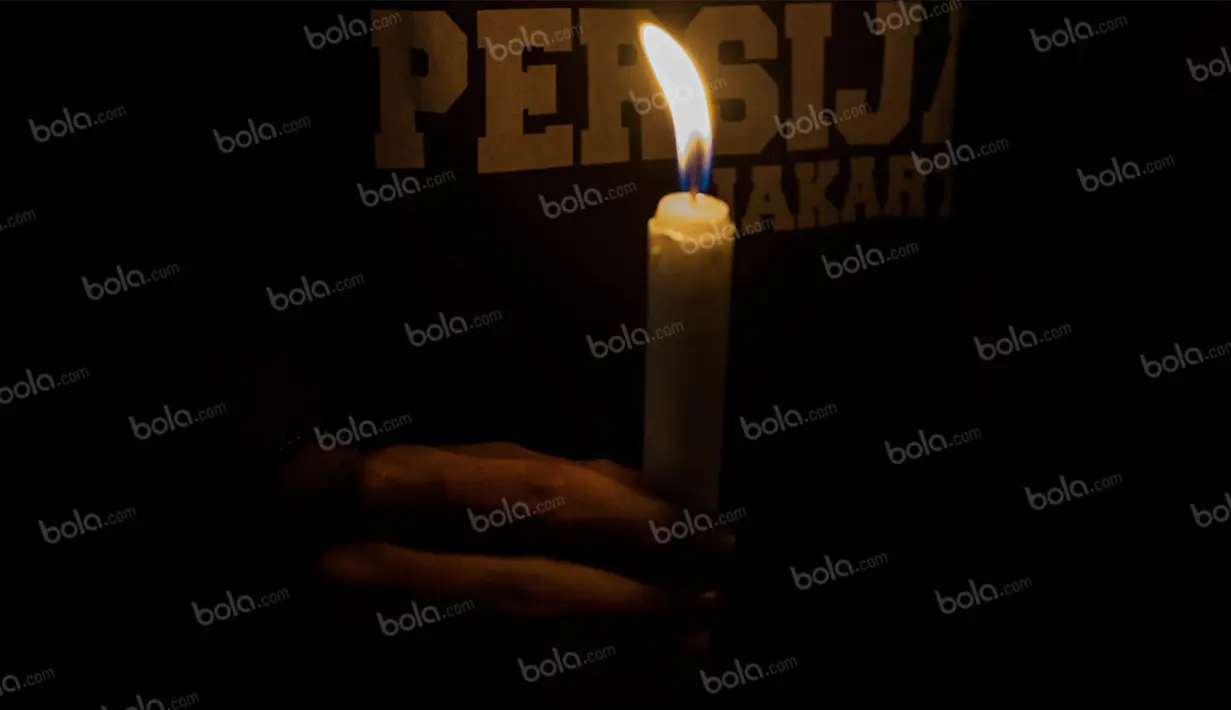 Ribuan The Jakmania yang hadir pada renungan malam itu sepakat meminta agar penyelesaian kasus ini terus dilakukan. Selain itu pendukung Macan Kemayoran juga menegaskan agar kejadian serupa tidak terulang lagi. (Bola.com/Vitalis Yogi Trisna)