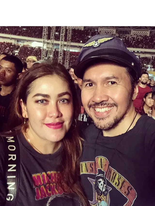 Jarang Tersorot, Ini 7 Momen Mesra David Bayu dan Sang Istri