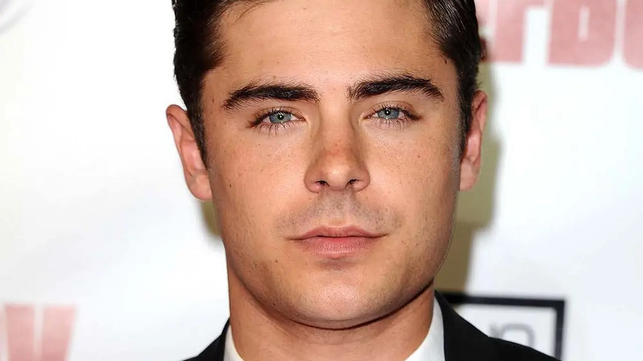 Zac Efron Rela Melepas Mobil Pertamanya untuk Amal