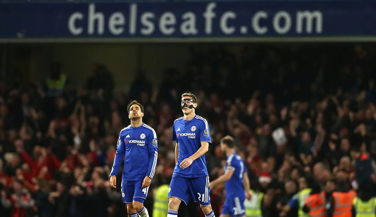 Gelandang Chelsea, Cesc Fabregas dan Nemanja Matic, dengan gerak badan lemas usai takluk dari tim promosi, Bournemouth, pada laga Liga Premier Inggris di Stadion Stamford Bridge, Inggris, Sabtu (5/12/2015). (AFP Photo/Justin Tallis)
