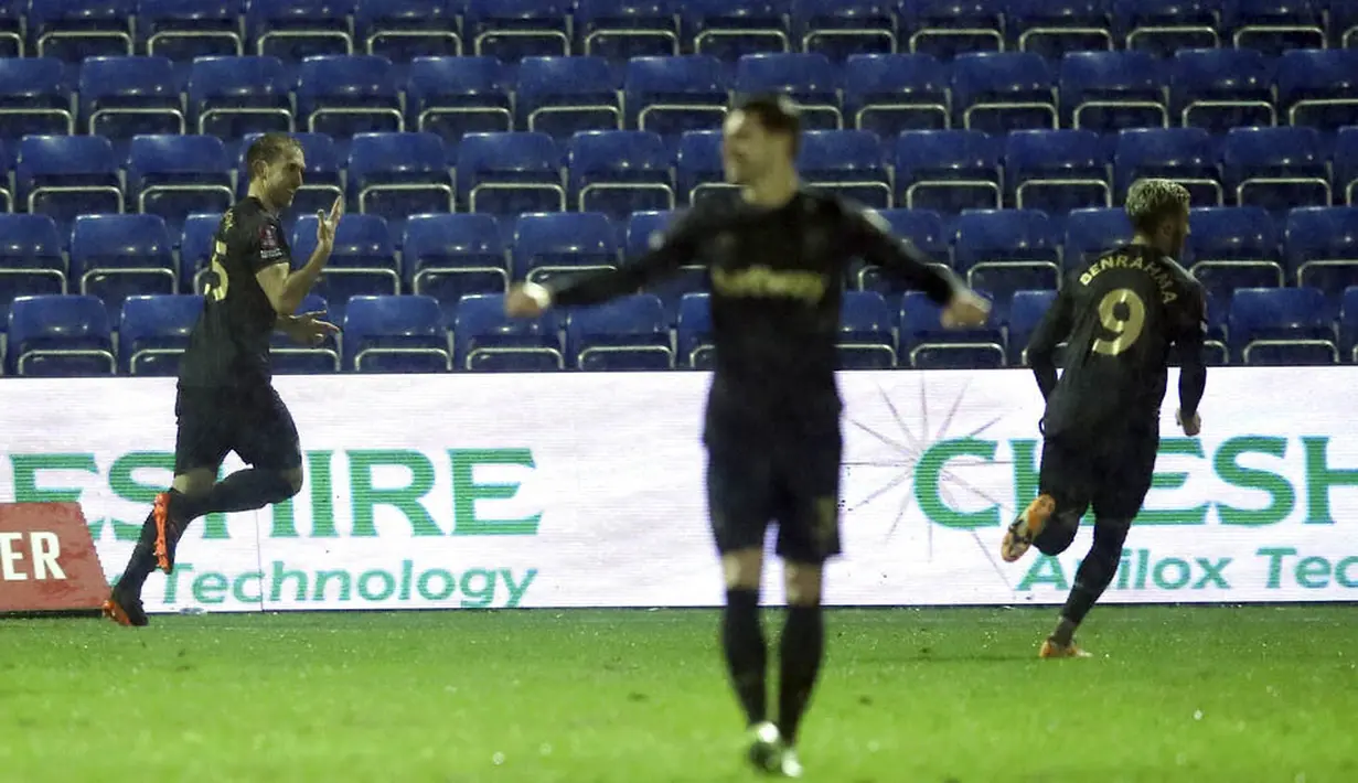 Pemain West Ham United, Craig Dawson, melakukan selebrasi usai mencetak gol ke gawang Stockport County pada laga Piala FA di Stadion Edgeley Park, Senin (11/1/2021). West Ham United menang dengan skor tipis 1-0. (Martin Rickett/Pool via AP)
