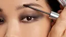 Bagian alis, diubah ringan dengan Diorshow Brow Styler. Kemudian di set dengan Diorshow on Set Brow [Dior Beauty]