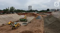 Sejumlah alat berat beroperasi di proyek Tol Serpong-Balaraja di kawasan BSD, Tangerang Selatan, Rabu (2/02/2022). Tol dengan panjang 39,80 km itu akan menjadi penghubung wilayah Barat Jakarta, tepatnya dari Kota Tangerang Selatan hingga Kabupaten Tangerang. (Liputan6.com/Fery Pradolo)