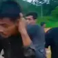 Tangkapan layar video pelaku jambret yang terjebak banjir di Pekanbaru saat ditangkap warga. (Liputan6.com/M Syukur)