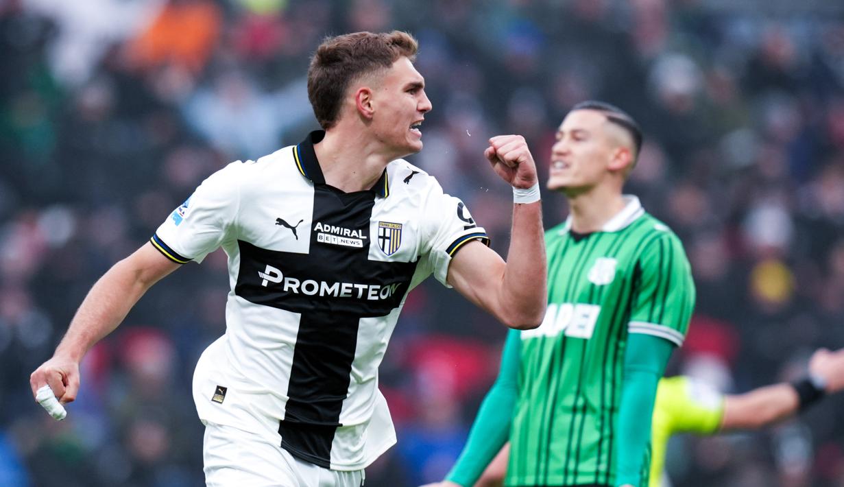 Pemain Parma, Mateo Pellegrino Casalanguida, melakukan selebrasi setelah mencetak gol ke gawang Sassuolo pada pekan ke-18 Serie A 2025/2026 di Mapei Stadium, Sabtu (03/01/2025). (Massimo Paolone/LaPresse via AP)