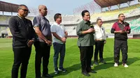 Ketua PSSI Erick Thohir saat menyambangi Stadion Gelora Bung Tomo Surabaya, Selasa (6/6/2023). (Bola.com/Wahyu Pratama)