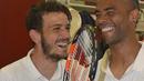 Alessandro Florenzi bercanda dengan Ashley Cole. (www.asroma.it)