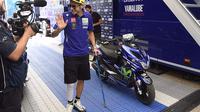 Pebalap Movistar Yamaha, Valentino Rossi, sudah bisa ikut balapan hanya berselang tiga pekan setelah mengalami patah kaki. (Speedweek)