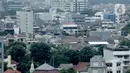 Suasana kepadatan permukiman penduduk antara gedung perkantoran di Jakarta, Kamis (20/2/2020). Berdasarkan data Badan Pusat Statistik (BPS) per 2019, kepadatan penduduk DKI Jakarta secara umum mencapai 15.938 jiwa per kilometer persegi. (Liputan6.com/Faizal Fanani)