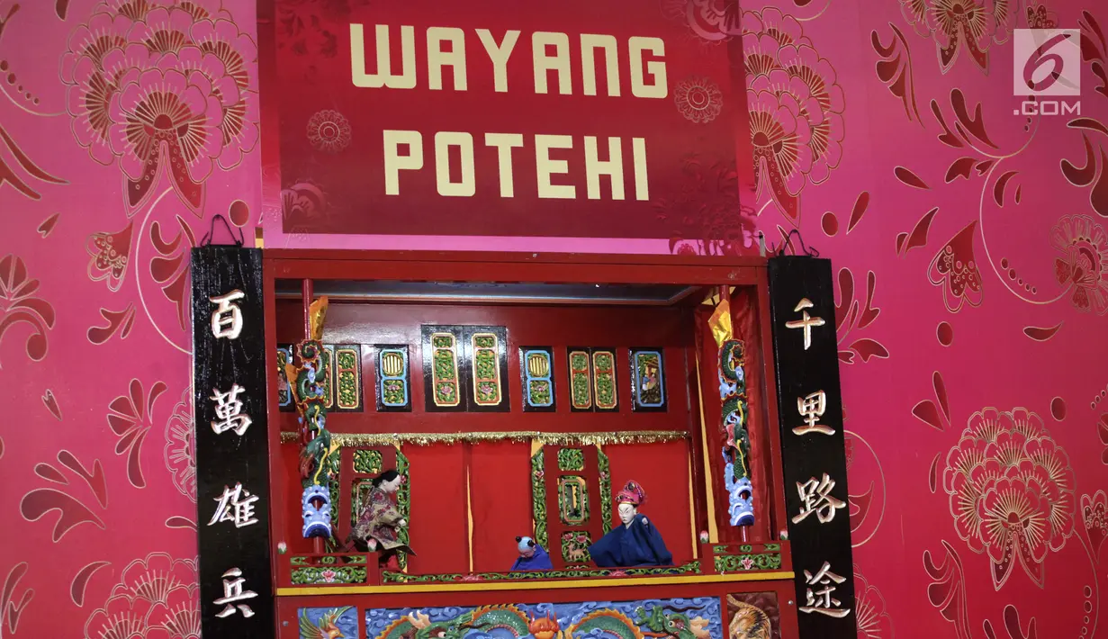 Pertunjukan wayang potehi di salah satu pusat perbelanjaan di Jakarta, Jumat (2/2). Pertunjukan ini didalangi oleh Subur asal Surabaya. (Liputan6.com/Arya Manggala)