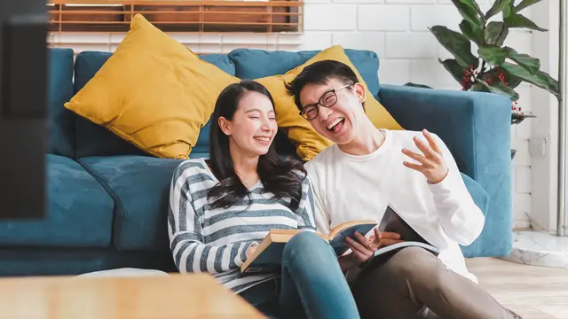 Ilustrasi memberikan kado buku ke istri via Shutterstock.com