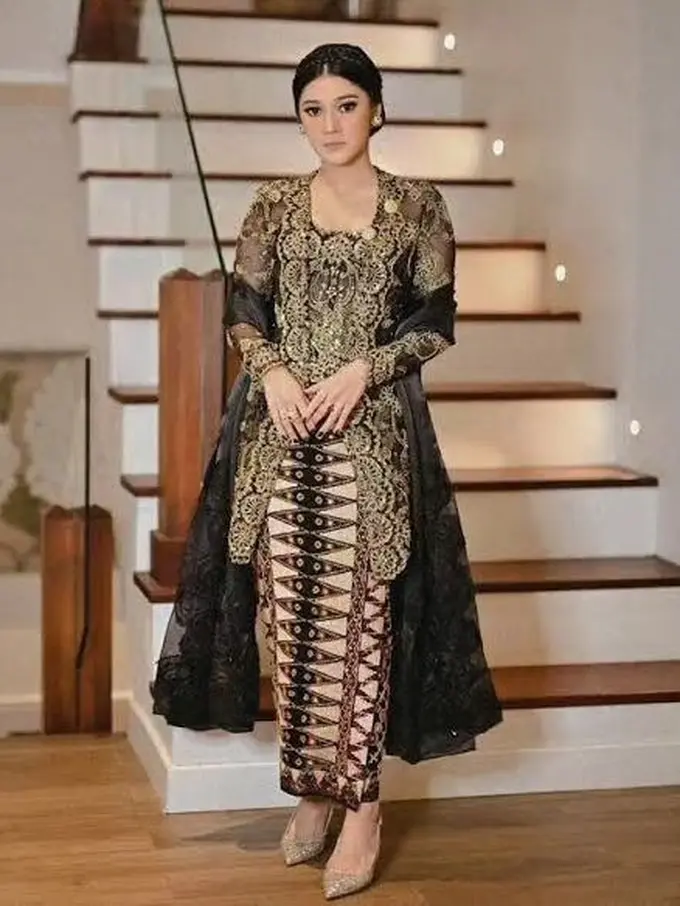 Artis pakai rok dan kebaya